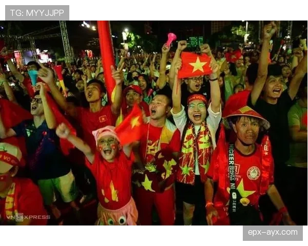 越南队河内备战迎球迷热潮,激情助威助力新赛亮眼表现 越南队河内备战迎球迷热潮,激情助威助力新赛亮眼表现