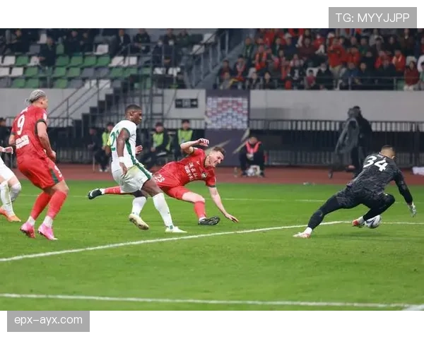 足球新军崭露头角，首轮比赛表现稳健引发关注