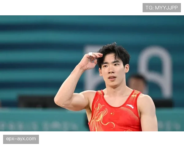 张博恒训练完直接瘫地上啃香蕉，这自律和摆烂的切换也太真实了