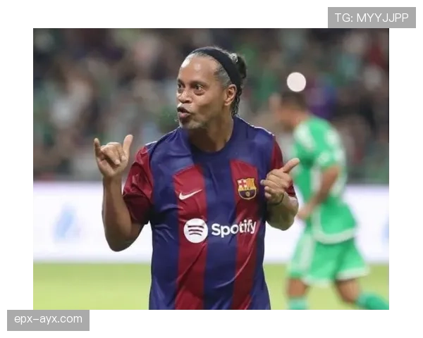 罗纳尔迪尼奥居然还能笑着逛街？这日子跟球场上差太远了吧！